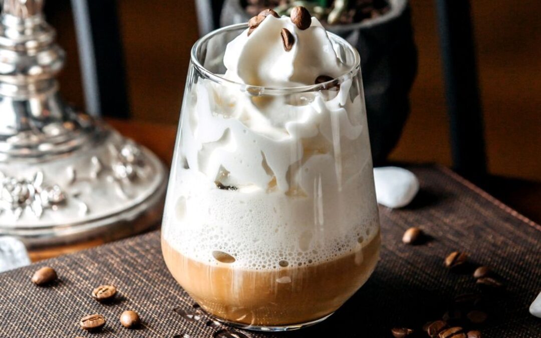 Kawa mrożona z lodami włoskimi: 5 inspirujących pomysłów na kawę mrożoną w kawiarni